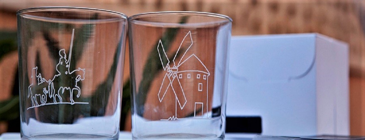 Vasos tallados como recuerdo de tu paso por la Mancha.
